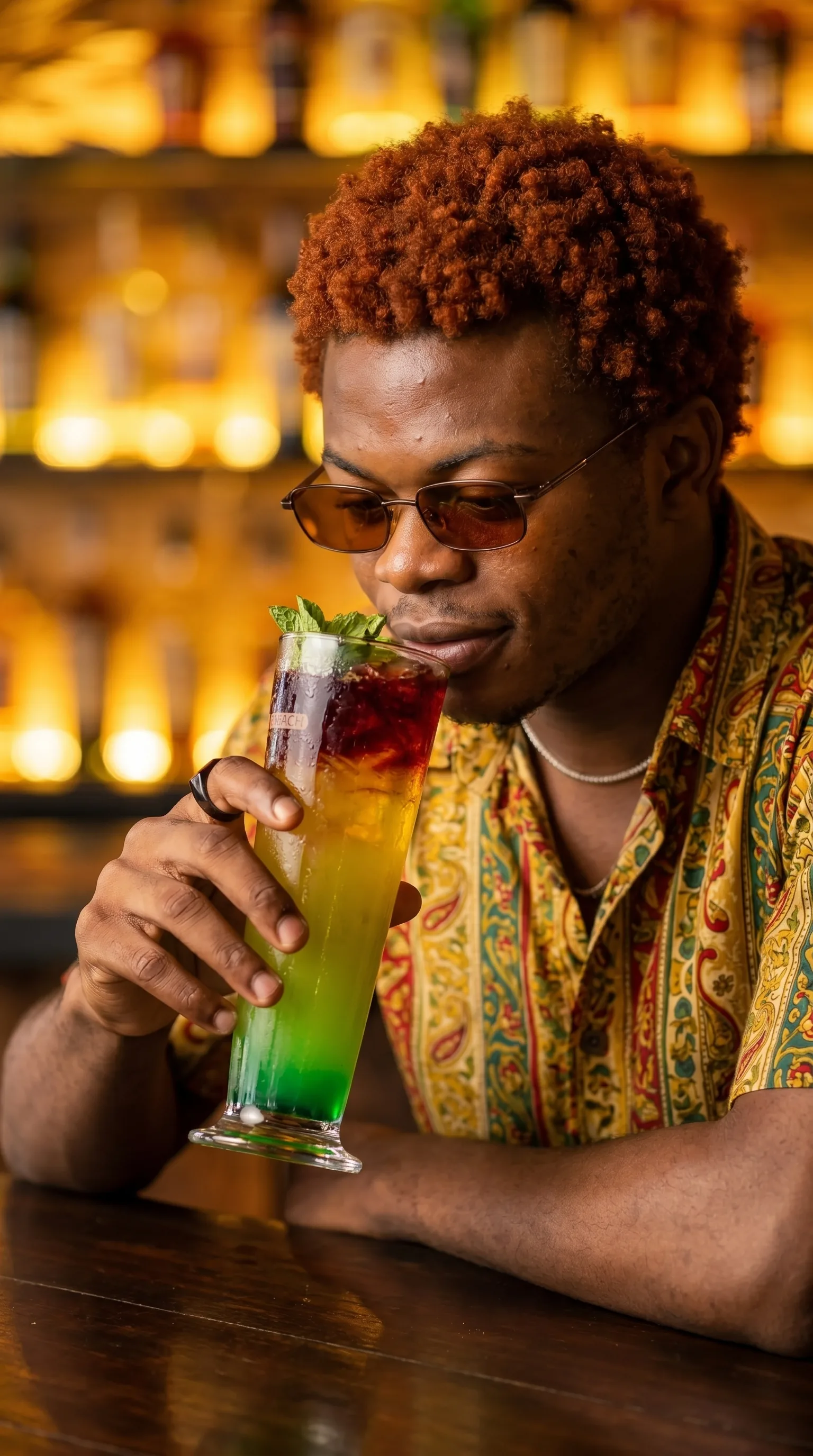 Portrait cinématographique d'un homme dégustant un cocktail dans un bar luxueux